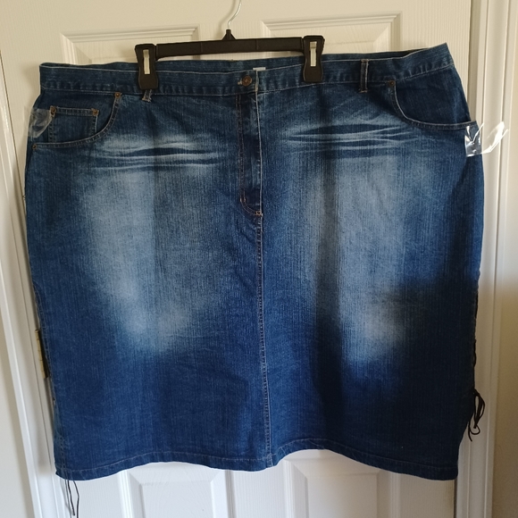 Women's Plus Size Denim Skirt - Picture 2 of 12